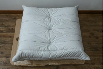 中古　極美品　2024年購入　Ligne roset(リーン・ロゼ)　ROSETTOGO(ロゼトーゴ)　DENDEN(デンデン)　50周年　保証書付き　洗練されたモダンデザインが目を引くパフ　(R-084651)