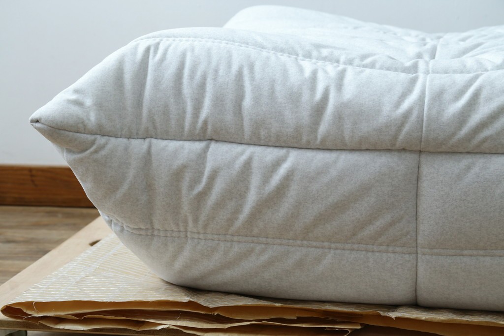 中古　極美品　2024年購入　Ligne roset(リーン・ロゼ)　ROSETTOGO(ロゼトーゴ)　DENDEN(デンデン)　50周年　保証書付き　洗練されたモダンデザインが目を引くパフ　(R-084651)