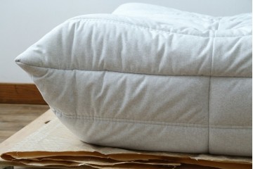 中古　極美品　2024年購入　Ligne roset(リーン・ロゼ)　ROSETTOGO(ロゼトーゴ)　DENDEN(デンデン)　50周年　保証書付き　洗練されたモダンデザインが目を引くパフ　(R-084651)