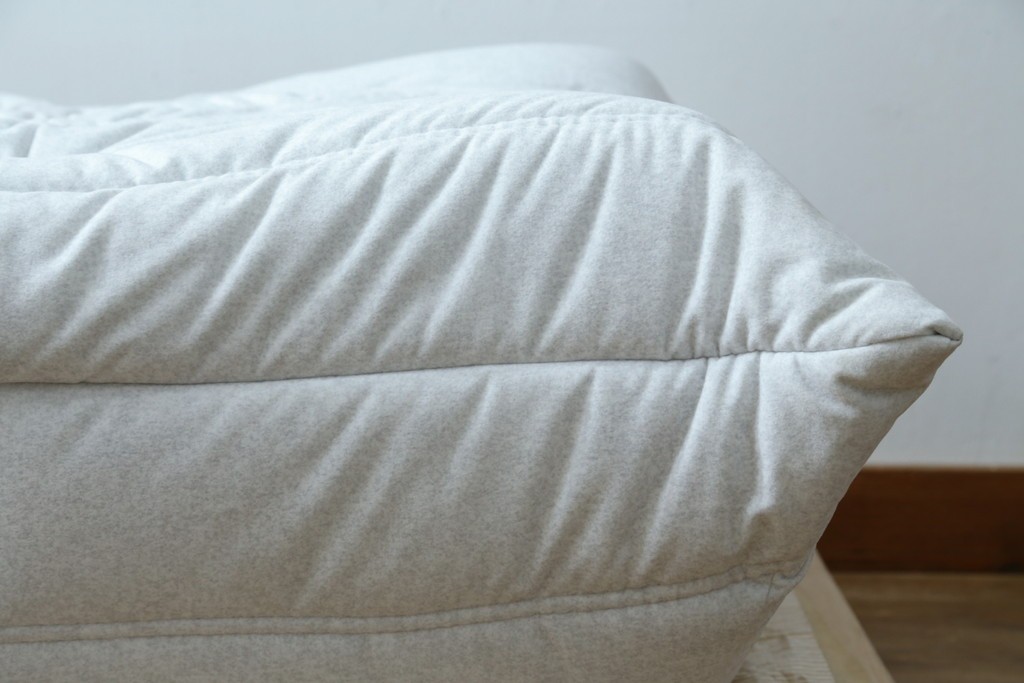 中古　極美品　2024年購入　Ligne roset(リーン・ロゼ)　ROSETTOGO(ロゼトーゴ)　DENDEN(デンデン)　50周年　保証書付き　洗練されたモダンデザインが目を引くパフ　(R-084651)