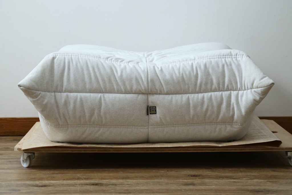 中古　極美品　2024年購入　Ligne roset(リーン・ロゼ)　ROSETTOGO(ロゼトーゴ)　DENDEN(デンデン)　50周年　保証書付き　洗練されたモダンデザインが目を引くパフ　(R-084651)