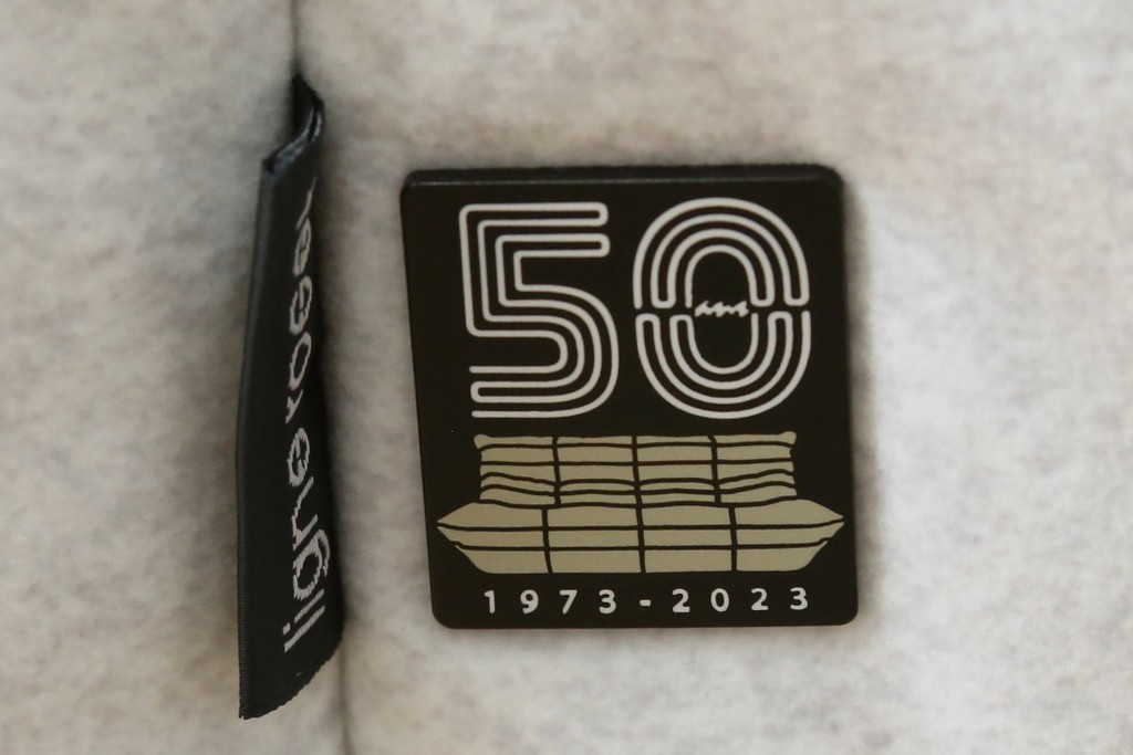 中古　極美品　2024年購入　Ligne roset(リーン・ロゼ)　ROSETTOGO(ロゼトーゴ)　DENDEN(デンデン)　50周年　保証書付き　洗練されたモダンデザインが目を引くパフ　(R-084651)