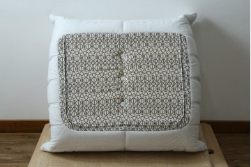 中古　極美品　2024年購入　Ligne roset(リーン・ロゼ)　ROSETTOGO(ロゼトーゴ)　DENDEN(デンデン)　50周年　保証書付き　洗練されたモダンデザインが目を引くパフ　(R-084651)