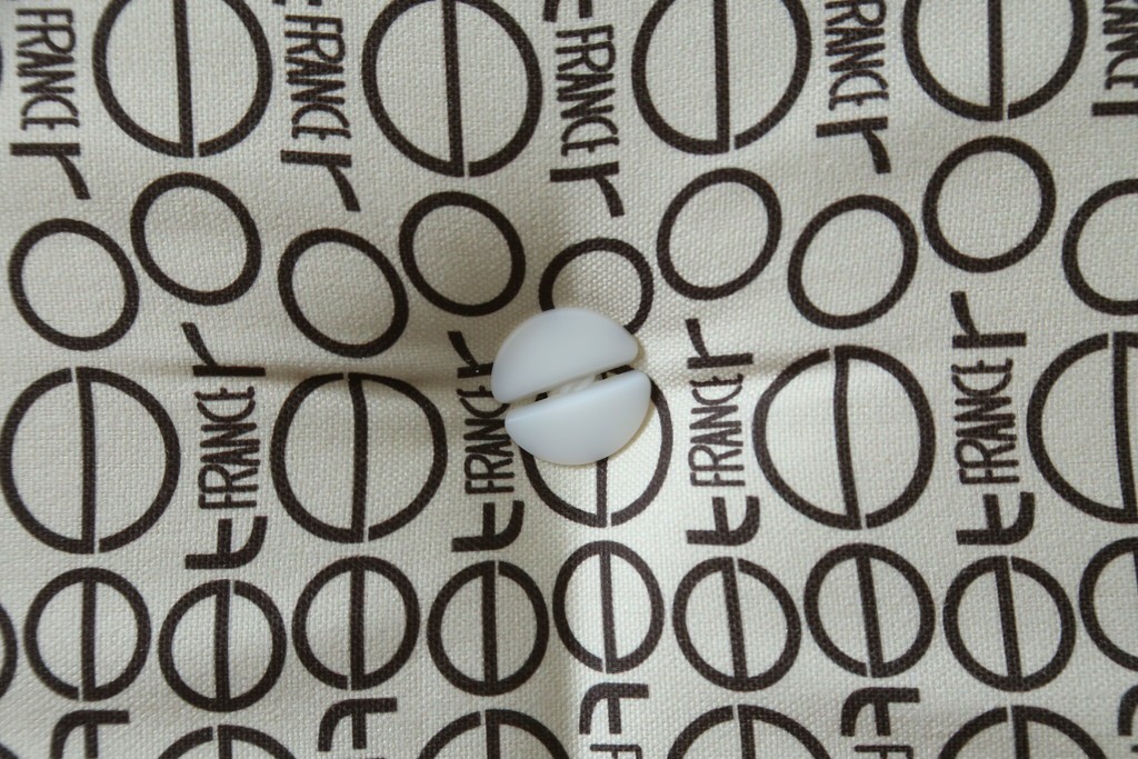 中古　極美品　2024年購入　Ligne roset(リーン・ロゼ)　ROSETTOGO(ロゼトーゴ)　DENDEN(デンデン)　50周年　保証書付き　洗練されたモダンデザインが目を引くパフ　(R-084651)