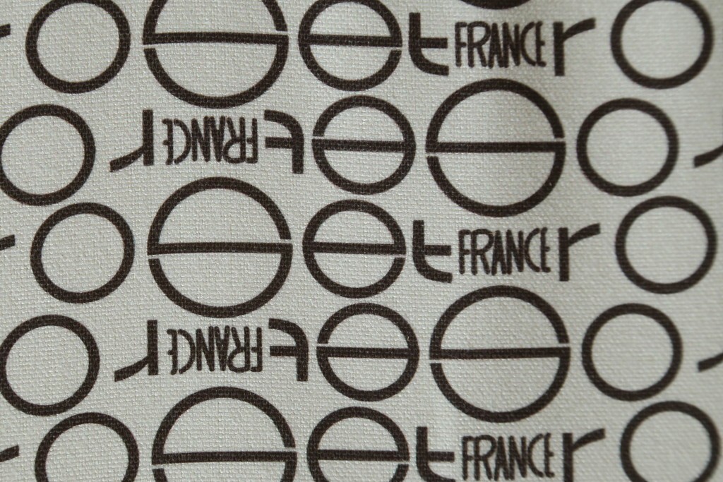 中古　極美品　2024年購入　Ligne roset(リーン・ロゼ)　ROSETTOGO(ロゼトーゴ)　DENDEN(デンデン)　50周年　保証書付き　洗練されたモダンデザインが目を引くパフ　(R-084651)