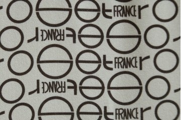 中古　極美品　2024年購入　Ligne roset(リーン・ロゼ)　ROSETTOGO(ロゼトーゴ)　DENDEN(デンデン)　50周年　保証書付き　洗練されたモダンデザインが目を引くパフ　(R-084651)