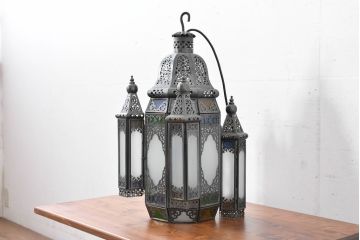 中古　エジプト製　特注品!　色ガラス入り　オリエンタルデザイン　ハンドメイドの細やかな装飾が目を引く真鍮(しんちゅう)フレームの大型吊り下げ照明　(R-084652)
