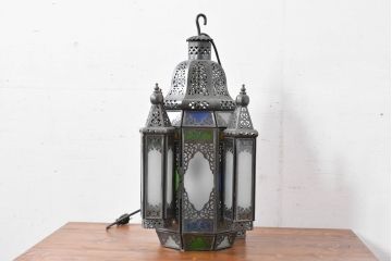 中古　エジプト製　特注品!　色ガラス入り　オリエンタルデザイン　ハンドメイドの細やかな装飾が目を引く真鍮(しんちゅう)フレームの大型吊り下げ照明　(R-084652)