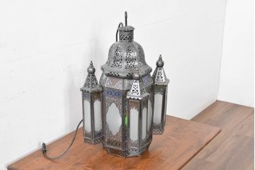 中古　エジプト製　特注品!　色ガラス入り　オリエンタルデザイン　ハンドメイドの細やかな装飾が目を引く真鍮(しんちゅう)フレームの大型吊り下げ照明　(R-084652)