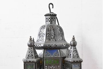中古　エジプト製　特注品!　色ガラス入り　オリエンタルデザイン　ハンドメイドの細やかな装飾が目を引く真鍮(しんちゅう)フレームの大型吊り下げ照明　(R-084652)