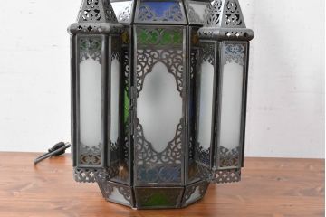 中古　エジプト製　特注品!　色ガラス入り　オリエンタルデザイン　ハンドメイドの細やかな装飾が目を引く真鍮(しんちゅう)フレームの大型吊り下げ照明　(R-084652)