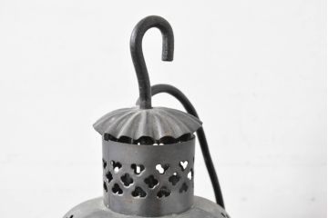 中古　エジプト製　特注品!　色ガラス入り　オリエンタルデザイン　ハンドメイドの細やかな装飾が目を引く真鍮(しんちゅう)フレームの大型吊り下げ照明　(R-084652)