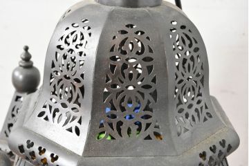 中古　エジプト製　特注品!　色ガラス入り　オリエンタルデザイン　ハンドメイドの細やかな装飾が目を引く真鍮(しんちゅう)フレームの大型吊り下げ照明　(R-084652)