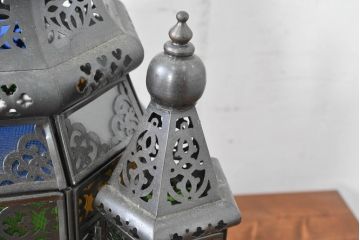 中古　エジプト製　特注品!　色ガラス入り　オリエンタルデザイン　ハンドメイドの細やかな装飾が目を引く真鍮(しんちゅう)フレームの大型吊り下げ照明　(R-084652)