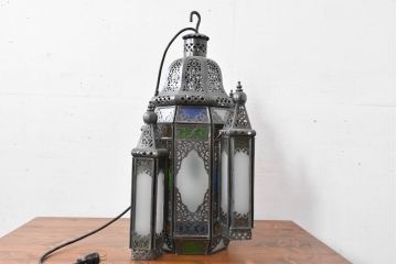 中古　エジプト製　特注品!　色ガラス入り　オリエンタルデザイン　ハンドメイドの細やかな装飾が目を引く真鍮(しんちゅう)フレームの大型吊り下げ照明　(R-084652)