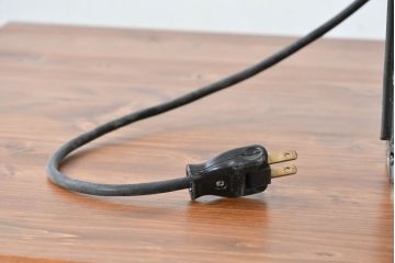 中古　エジプト製　特注品!　色ガラス入り　オリエンタルデザイン　ハンドメイドの細やかな装飾が目を引く真鍮(しんちゅう)フレームの大型吊り下げ照明　(R-084652)