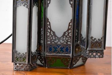 中古　エジプト製　特注品!　色ガラス入り　オリエンタルデザイン　ハンドメイドの細やかな装飾が目を引く真鍮(しんちゅう)フレームの大型吊り下げ照明　(R-084652)