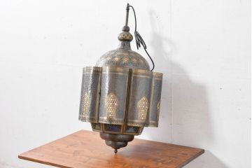 中古　エジプト製　特注品!　色ガラス入り　オリエンタルデザイン　ハンドメイドの細やかな装飾が目を引く真鍮(しんちゅう)フレームの大型吊り下げ照明　(R-084653)