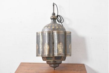 中古　エジプト製　特注品!　色ガラス入り　オリエンタルデザイン　ハンドメイドの細やかな装飾が目を引く真鍮(しんちゅう)フレームの大型吊り下げ照明　(R-084653)