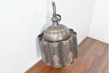 中古　エジプト製　特注品!　色ガラス入り　オリエンタルデザイン　ハンドメイドの細やかな装飾が目を引く真鍮(しんちゅう)フレームの大型吊り下げ照明　(R-084653)
