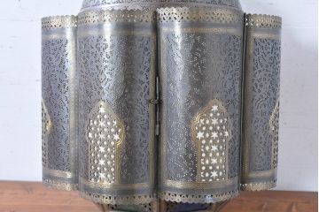 中古　エジプト製　特注品!　色ガラス入り　オリエンタルデザイン　ハンドメイドの細やかな装飾が目を引く真鍮(しんちゅう)フレームの大型吊り下げ照明　(R-084653)