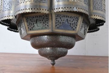中古　エジプト製　特注品!　色ガラス入り　オリエンタルデザイン　ハンドメイドの細やかな装飾が目を引く真鍮(しんちゅう)フレームの大型吊り下げ照明　(R-084653)