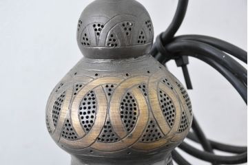 中古　エジプト製　特注品!　色ガラス入り　オリエンタルデザイン　ハンドメイドの細やかな装飾が目を引く真鍮(しんちゅう)フレームの大型吊り下げ照明　(R-084653)