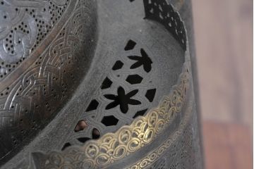 中古　エジプト製　特注品!　色ガラス入り　オリエンタルデザイン　ハンドメイドの細やかな装飾が目を引く真鍮(しんちゅう)フレームの大型吊り下げ照明　(R-084653)