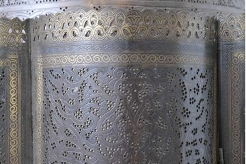 中古　エジプト製　特注品!　色ガラス入り　オリエンタルデザイン　ハンドメイドの細やかな装飾が目を引く真鍮(しんちゅう)フレームの大型吊り下げ照明　(R-084653)