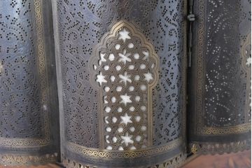 中古　エジプト製　特注品!　色ガラス入り　オリエンタルデザイン　ハンドメイドの細やかな装飾が目を引く真鍮(しんちゅう)フレームの大型吊り下げ照明　(R-084653)