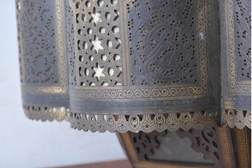 中古　エジプト製　特注品!　色ガラス入り　オリエンタルデザイン　ハンドメイドの細やかな装飾が目を引く真鍮(しんちゅう)フレームの大型吊り下げ照明　(R-084653)