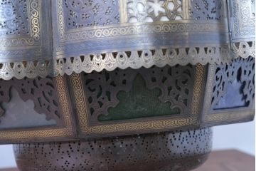 中古　エジプト製　特注品!　色ガラス入り　オリエンタルデザイン　ハンドメイドの細やかな装飾が目を引く真鍮(しんちゅう)フレームの大型吊り下げ照明　(R-084653)