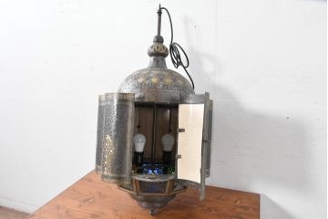 中古　エジプト製　特注品!　色ガラス入り　オリエンタルデザイン　ハンドメイドの細やかな装飾が目を引く真鍮(しんちゅう)フレームの大型吊り下げ照明　(R-084653)