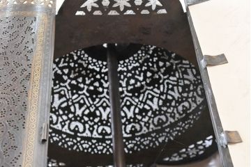 中古　エジプト製　特注品!　色ガラス入り　オリエンタルデザイン　ハンドメイドの細やかな装飾が目を引く真鍮(しんちゅう)フレームの大型吊り下げ照明　(R-084653)
