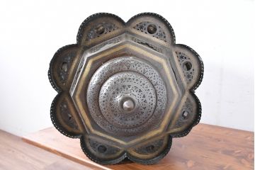 中古　エジプト製　特注品!　色ガラス入り　オリエンタルデザイン　ハンドメイドの細やかな装飾が目を引く真鍮(しんちゅう)フレームの大型吊り下げ照明　(R-084653)