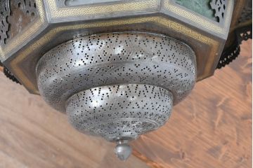 中古　エジプト製　特注品!　色ガラス入り　オリエンタルデザイン　ハンドメイドの細やかな装飾が目を引く真鍮(しんちゅう)フレームの大型吊り下げ照明　(R-084653)