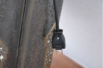 中古　エジプト製　特注品!　色ガラス入り　オリエンタルデザイン　ハンドメイドの細やかな装飾が目を引く真鍮(しんちゅう)フレームの大型吊り下げ照明　(R-084653)