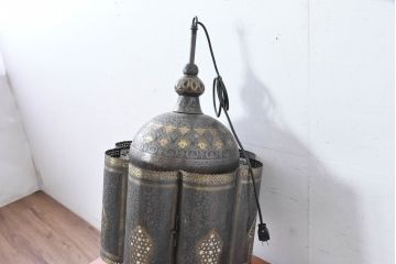 中古　エジプト製　特注品!　色ガラス入り　オリエンタルデザイン　ハンドメイドの細やかな装飾が目を引く真鍮(しんちゅう)フレームの大型吊り下げ照明　(R-084653)