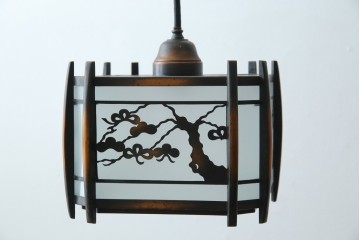 和製アンティーク　和の風情がたっぷりな松の木の意匠を施した真鍮(しんちゅう)フレームの天井照明　(R-084656)