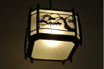 和製アンティーク　和の風情がたっぷりな松の木の意匠を施した真鍮(しんちゅう)フレームの天井照明　(R-084656)