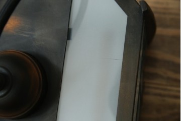 和製アンティーク　和の風情がたっぷりな松の木の意匠を施した真鍮(しんちゅう)フレームの天井照明　(R-084656)