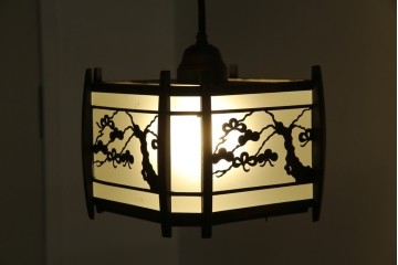 和製アンティーク　和の風情がたっぷりな松の木の意匠を施した真鍮(しんちゅう)フレームの天井照明　(R-084656)