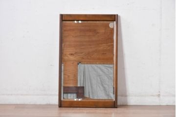 中古　美品　カリモク家具(karimoku)　お部屋に馴染みやすいシンプルな木製フレームのウォールミラー(姿見、壁掛け鏡)(R-084662)