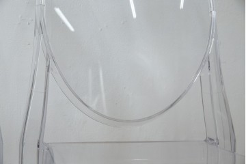 中古　イタリア　カルテル(Kartell)　ビクトリアゴースト(VICTORIA GHOST)　幾何学的なデザインが目を引くチェア2脚セット(ダイニングチェア、椅子、イス、バラ売り可能)(定価2脚で約10万円)(R-084664)