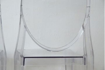 中古　イタリア　カルテル(Kartell)　ビクトリアゴースト(VICTORIA GHOST)　幾何学的なデザインが目を引くチェア2脚セット(ダイニングチェア、椅子、イス、バラ売り可能)(定価2脚で約10万円)(R-084664)