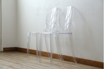 中古　イタリア　カルテル(Kartell)　ビクトリアゴースト(VICTORIA GHOST)　幾何学的なデザインが目を引くチェア2脚セット(ダイニングチェア、椅子、イス、バラ売り可能)(定価2脚で約10万円)(R-084664)