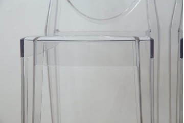 中古　イタリア　カルテル(Kartell)　ビクトリアゴースト(VICTORIA GHOST)　幾何学的なデザインが目を引くチェア2脚セット(ダイニングチェア、椅子、イス、バラ売り可能)(定価2脚で約10万円)(R-084664)