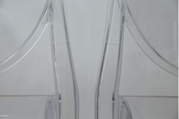 中古　イタリア　カルテル(Kartell)　ビクトリアゴースト(VICTORIA GHOST)　幾何学的なデザインが目を引くチェア2脚セット(ダイニングチェア、椅子、イス、バラ売り可能)(定価2脚で約10万円)(R-084664)