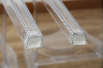 中古　イタリア　カルテル(Kartell)　ビクトリアゴースト(VICTORIA GHOST)　幾何学的なデザインが目を引くチェア2脚セット(ダイニングチェア、椅子、イス、バラ売り可能)(定価2脚で約10万円)(R-084664)