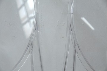 中古　イタリア　カルテル(Kartell)　ビクトリアゴースト(VICTORIA GHOST)　幾何学的なデザインが目を引くチェア2脚セット(ダイニングチェア、椅子、イス、バラ売り可能)(定価2脚で約10万円)(R-084664)